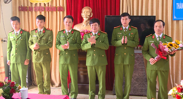 Khen thưởng cho Công an huyện Hoằng Hóa về thành tích đấu tranh triệt xóa nhóm chuyên lừa đảo chiếm đoạt tài sản qua mạng xã hội
