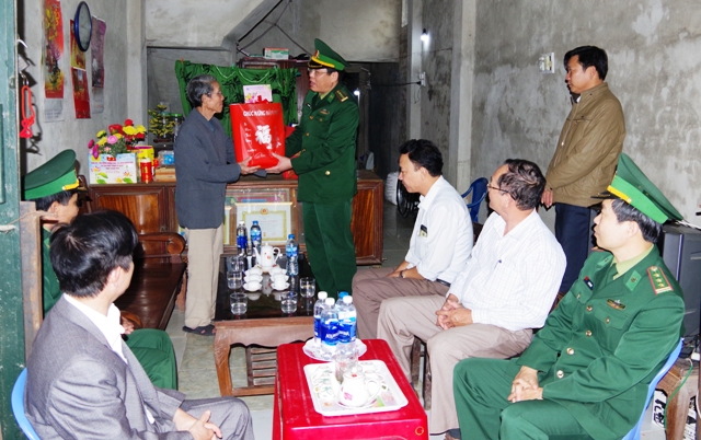 BĐBP Thanh Hóa trao tặng gần 900 phần quà cho nhân dân vùng biên giới