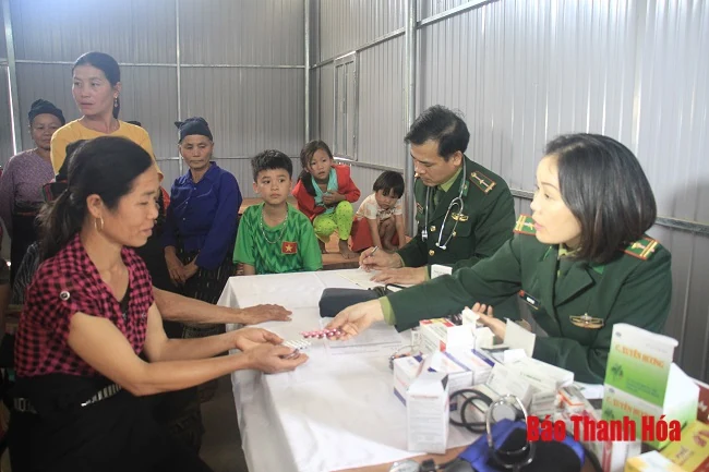 Khám bệnh, phát thuốc miễn phí cho nhân dân vùng lũ Sa Ná
