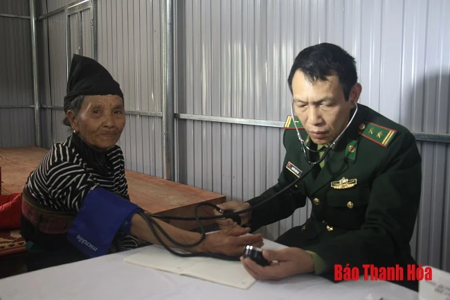 Khám bệnh, phát thuốc miễn phí cho nhân dân vùng lũ Sa Ná