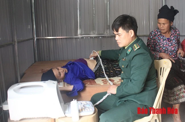 Khám bệnh, phát thuốc miễn phí cho nhân dân vùng lũ Sa Ná