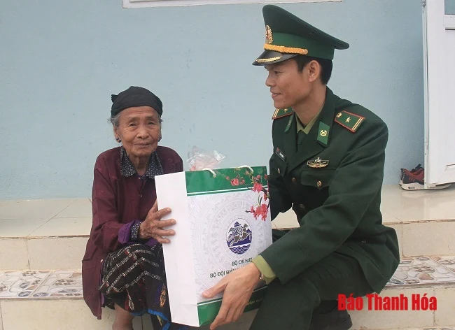 Khám bệnh, phát thuốc miễn phí cho nhân dân vùng lũ Sa Ná
