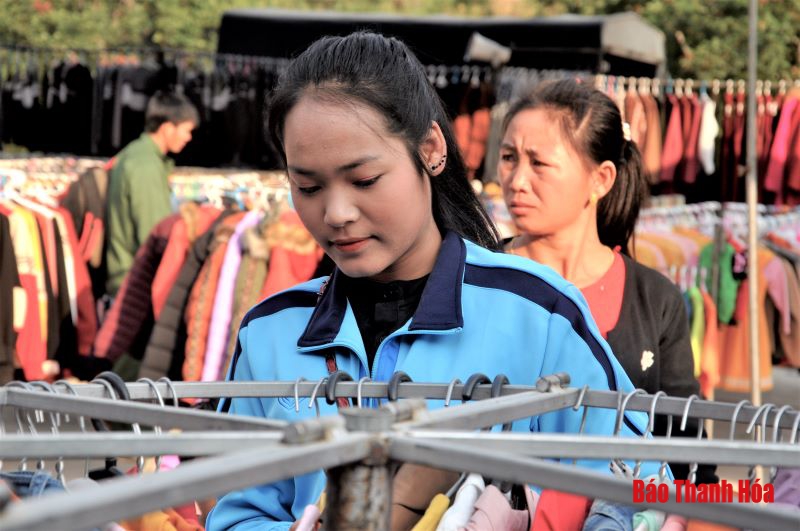 Thiếu nữ Lào đi chợ Na Mèo dịp cuối năm