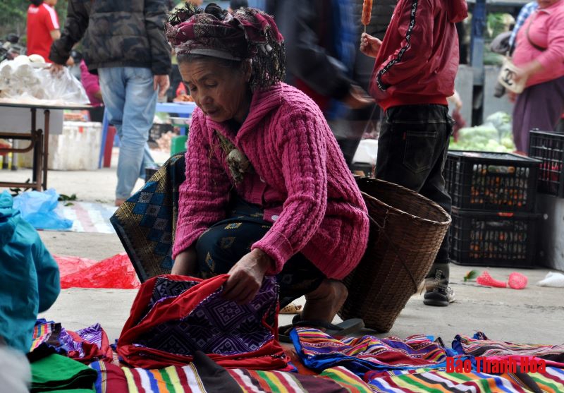 Thiếu nữ Lào đi chợ Na Mèo dịp cuối năm
