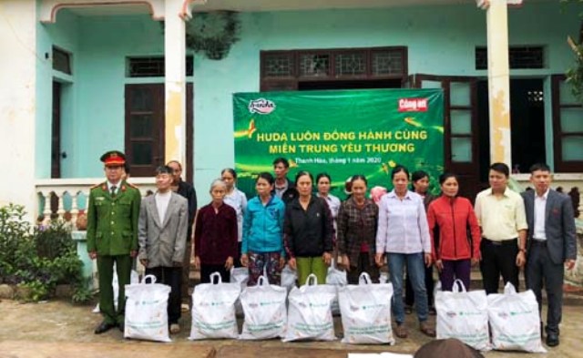 Công an Thanh Hóa trao quà Tết cho đồng bào nghèo tại 5 huyện miền núi