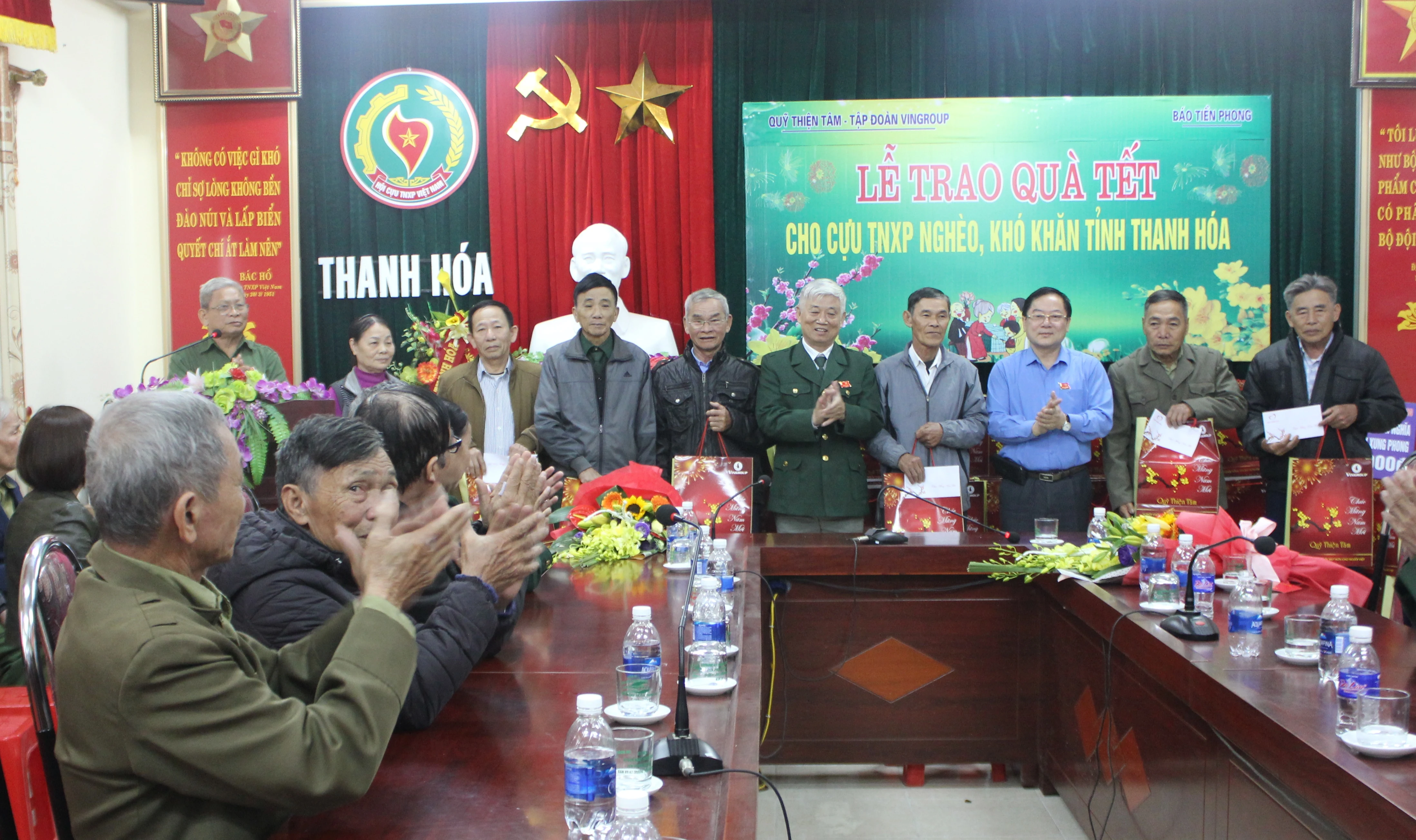 Tặng quà cho hội viên Cựu Thanh niên xung phong