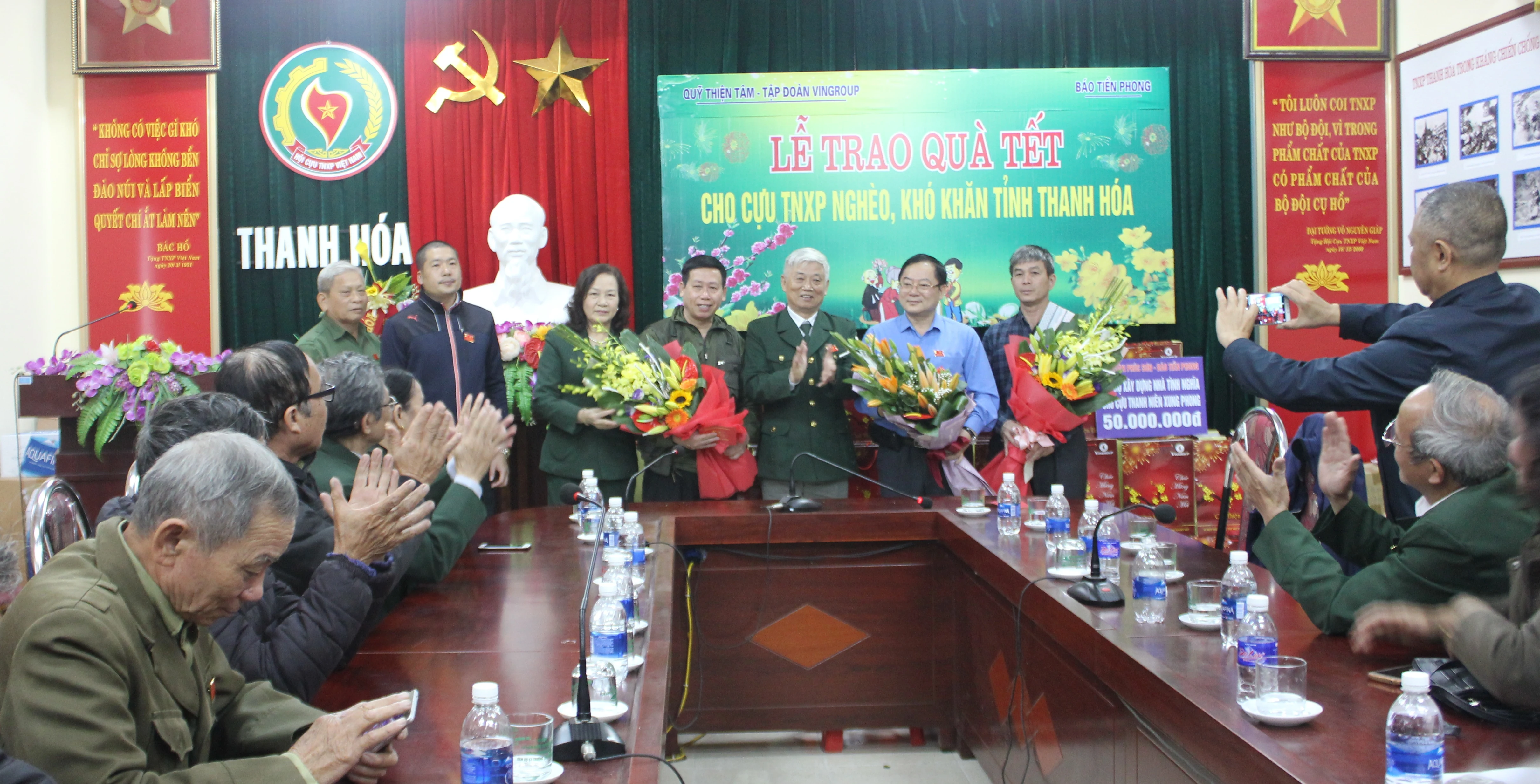 Tặng quà cho hội viên Cựu Thanh niên xung phong