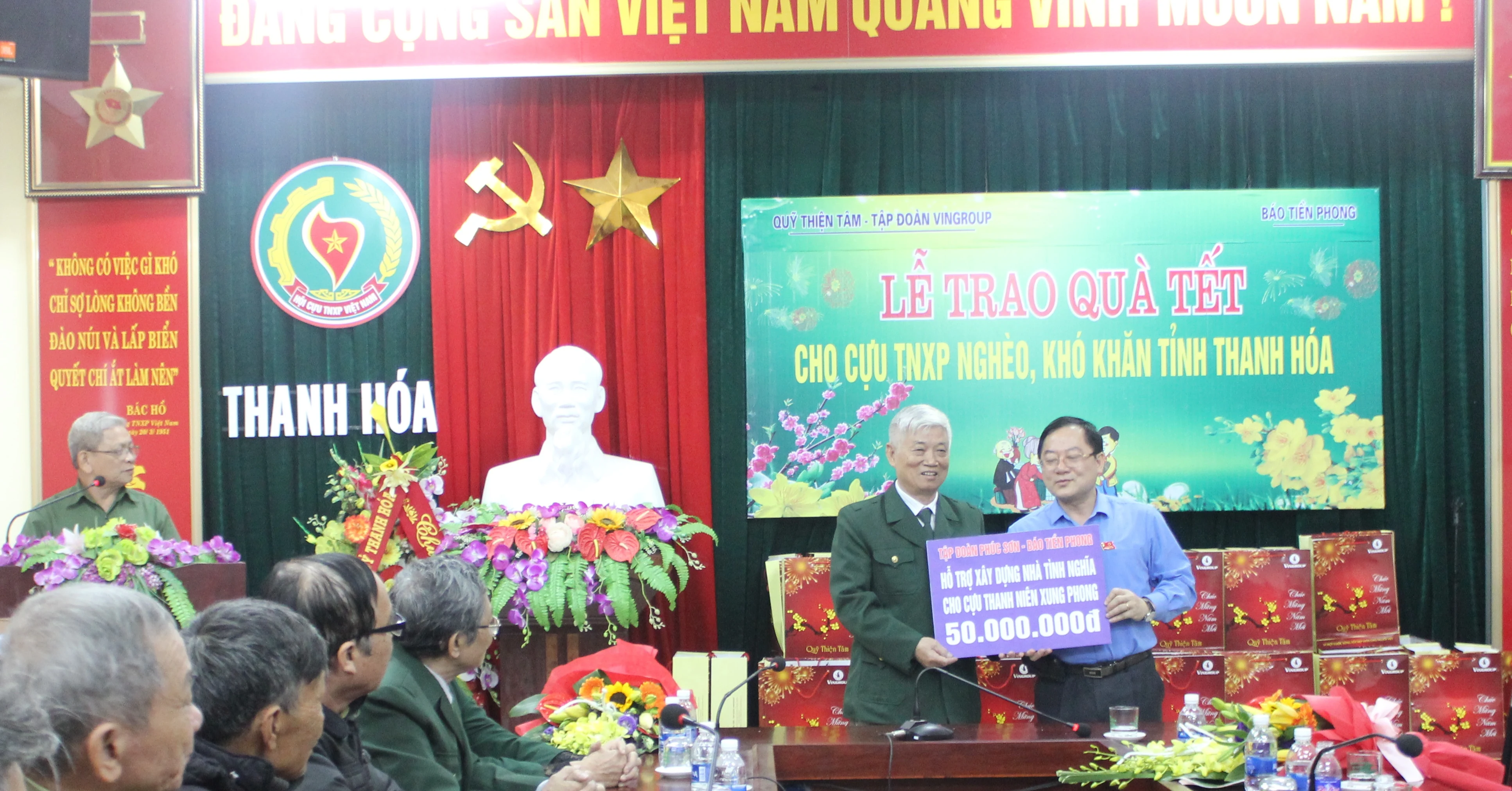 Tặng quà cho hội viên Cựu Thanh niên xung phong