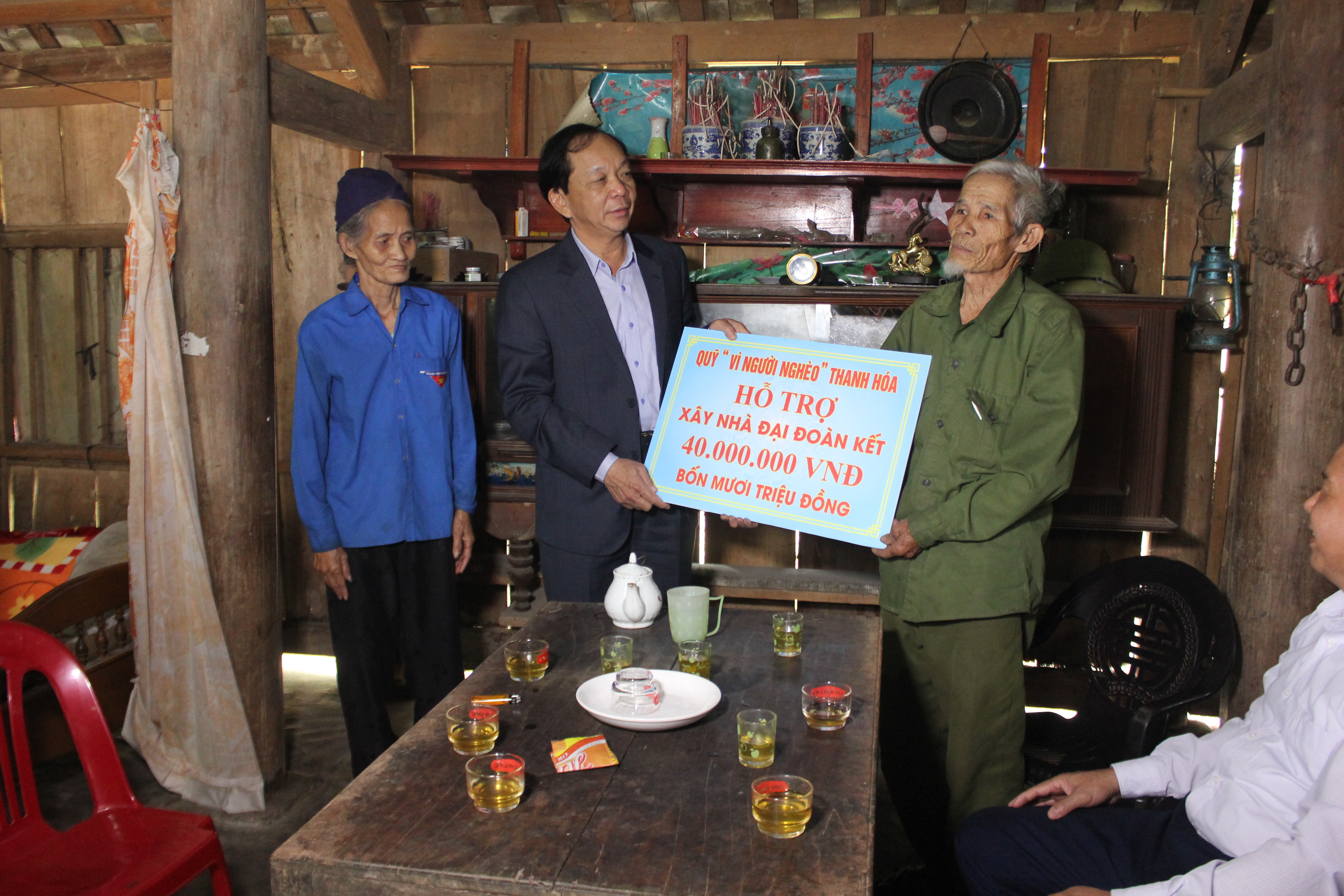 Đồng chí Trưởng Ban Tuyên giáo Tỉnh ủy kiểm tra sản xuất, tặng quà gia đình chính sách huyện Nông Cống và Như Thanh
