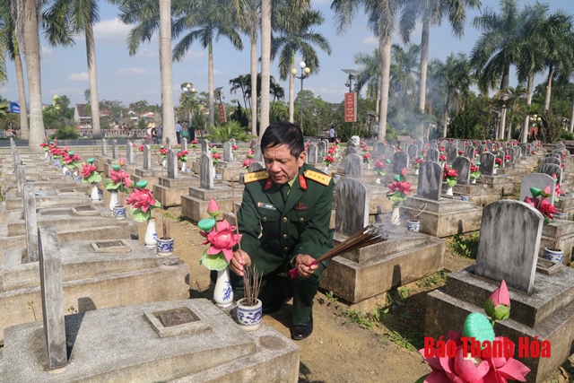 Phó Bí thư Thường trực Tỉnh ủy, Trưởng Đoàn ĐBQH tỉnh Đỗ Trọng Hưng viếng Nghĩa trang liệt sĩ Quốc tế Việt - Lào