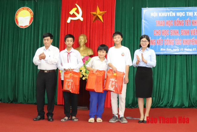 Thị xã Bỉm Sơn: 109 học sinh, sinh viên nghèo vượt khó được trao học bổng “Tết Khuyến học”