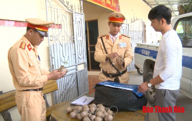 Vận động người dân giao nộp 40 quả pháo