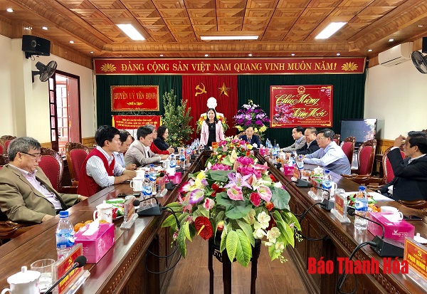 Chủ tịch Ủy ban MTTQ tỉnh thăm, chúc Tết và tặng quà gia đình chính sách huyện Yên Định