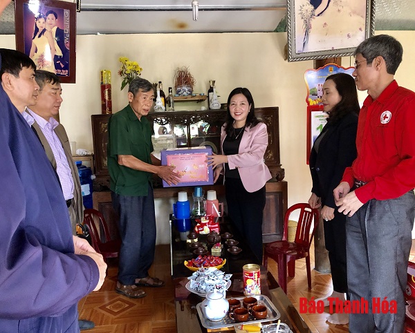 Chủ tịch Ủy ban MTTQ tỉnh thăm, chúc Tết và tặng quà gia đình chính sách huyện Yên Định
