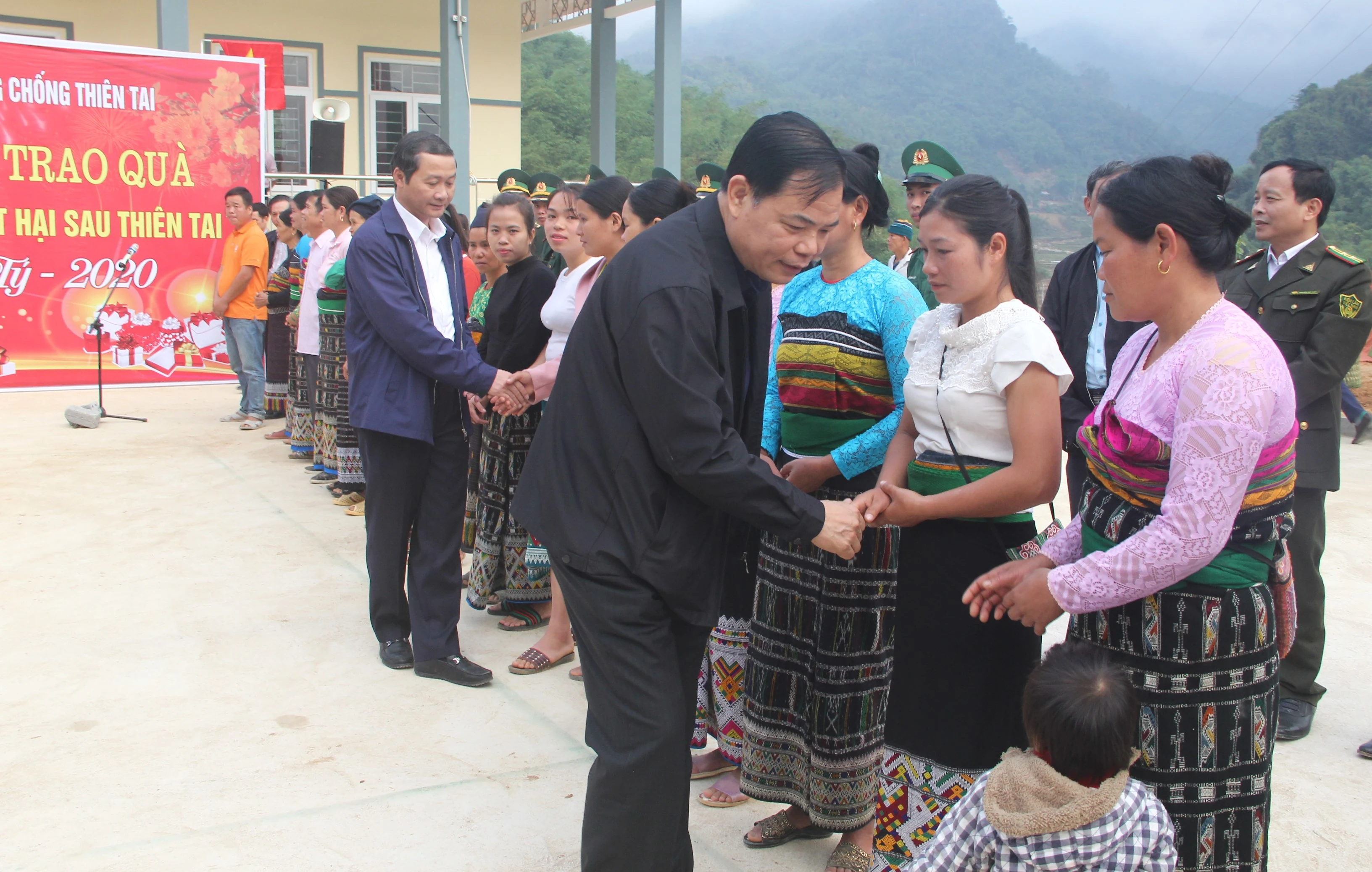 Bộ trưởng Bộ NN&PTNT Nguyễn Xuân Cường thăm, tặng quà bà con vùng lũ Sa Ná