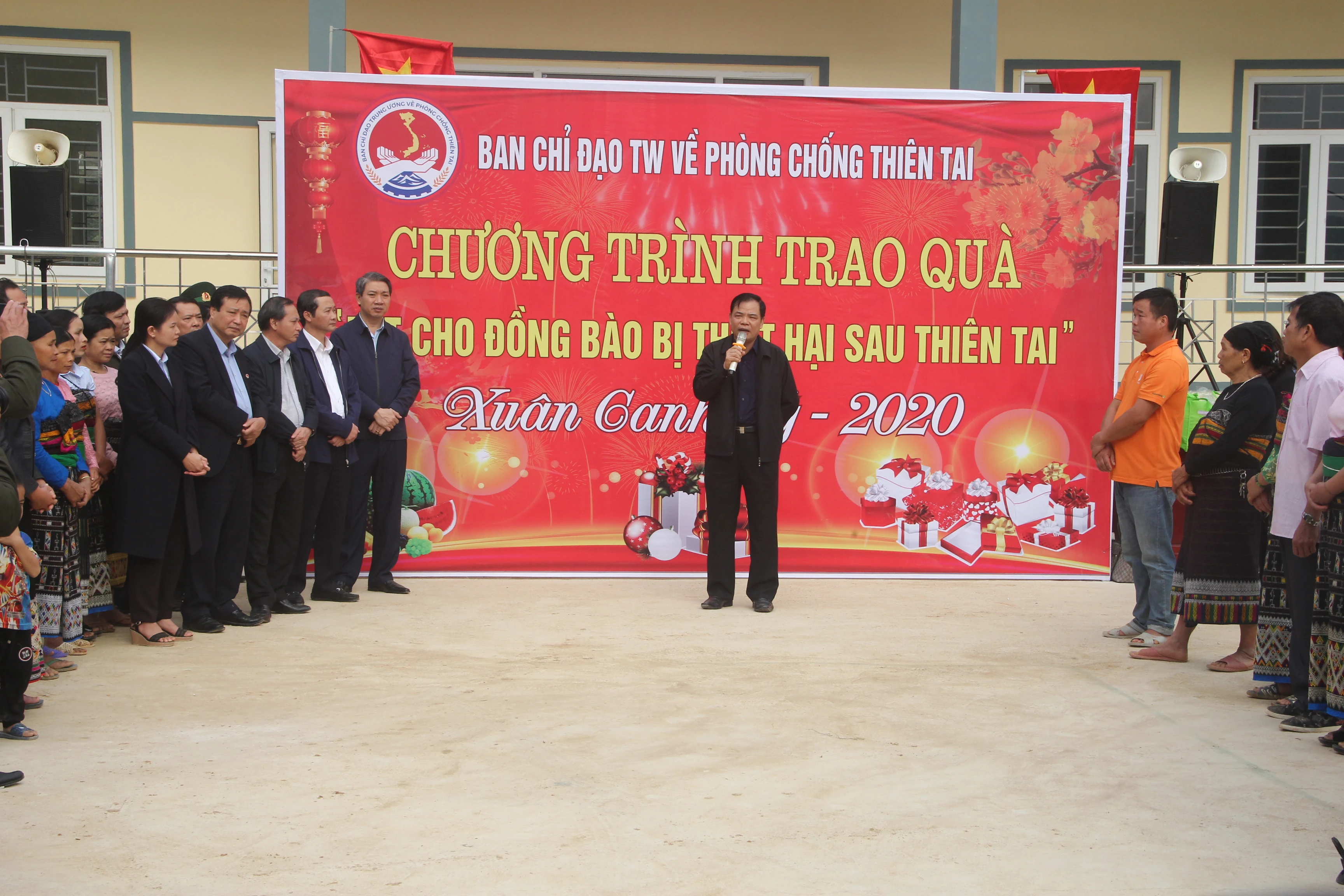 Bộ trưởng Bộ NN&PTNT Nguyễn Xuân Cường thăm, tặng quà bà con vùng lũ Sa Ná