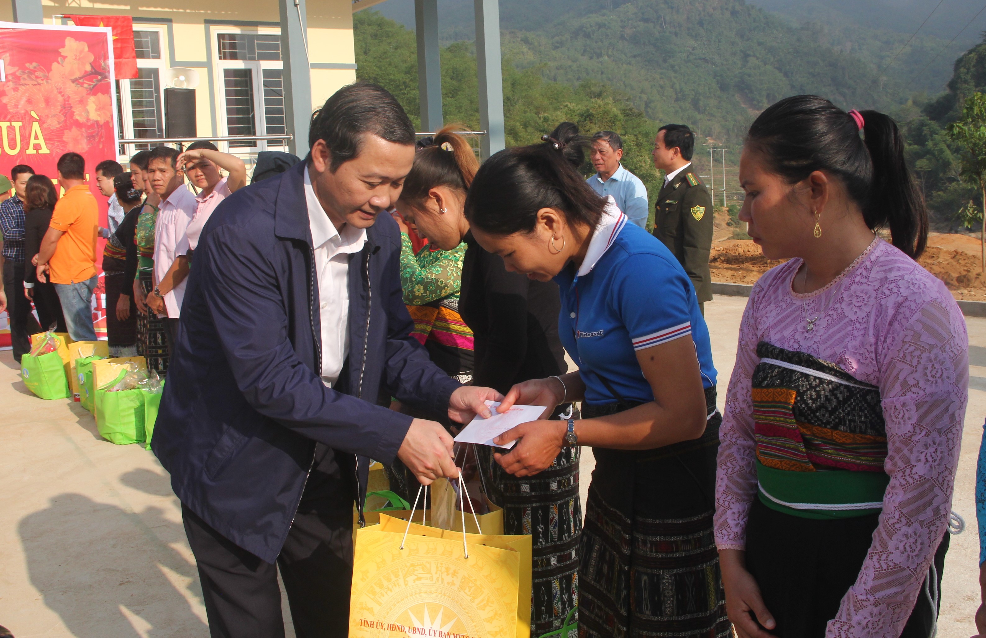 Bộ trưởng Bộ NN&PTNT Nguyễn Xuân Cường thăm, tặng quà bà con vùng lũ Sa Ná