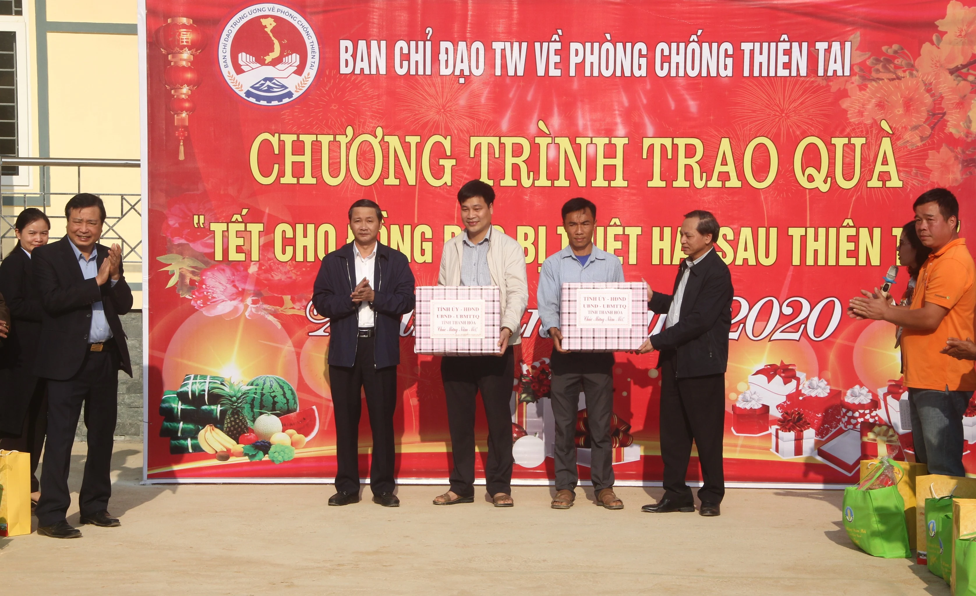 Bộ trưởng Bộ NN&PTNT Nguyễn Xuân Cường thăm, tặng quà bà con vùng lũ Sa Ná