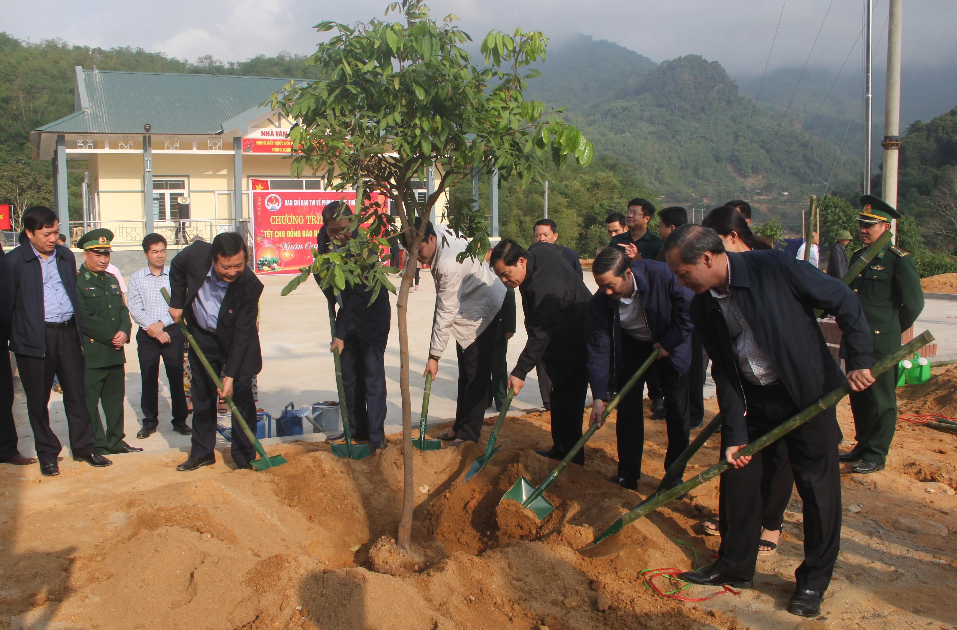 Bộ trưởng Bộ NN&PTNT Nguyễn Xuân Cường thăm, tặng quà bà con vùng lũ Sa Ná