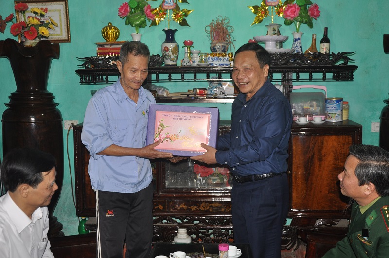Phó Chủ tịch Thường trực HĐND tỉnh tặng quà gia đình chính sách huyện Thiệu Hóa