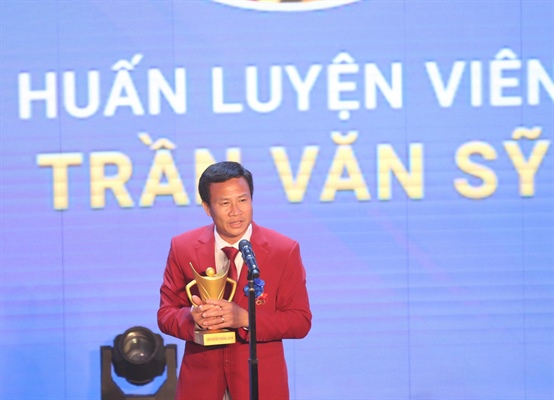 HLV Trần Văn Sỹ và VĐV Quách Thị Lan giành giải thưởng Cúp Chiến thắng 2019