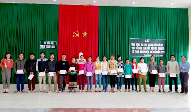 Trao tặng quà tết, hỗ trợ làm nhà cho hộ nghèo tại xã Thanh Quân (Như Xuân)