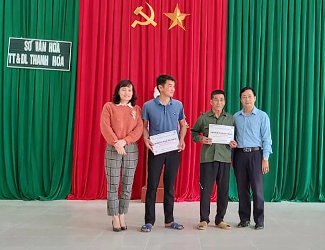 Trao tặng quà tết, hỗ trợ làm nhà cho hộ nghèo tại xã Thanh Quân (Như Xuân)