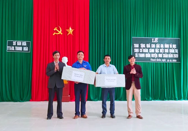 Trao tặng quà tết, hỗ trợ làm nhà cho hộ nghèo tại xã Thanh Quân (Như Xuân)