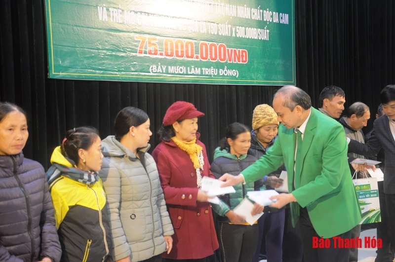 Công ty TNHH Mai Linh Thanh Hóa trao hàng trăm suất quà Tết cho những hoàn cảnh khó khăn