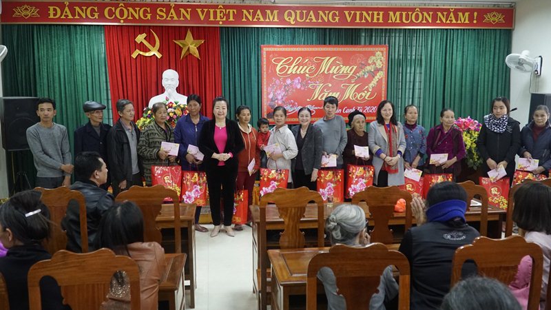 Hiệp hội Doanh nhân nữ Thanh Hoá trao tặng quà Tết cho người nghèo