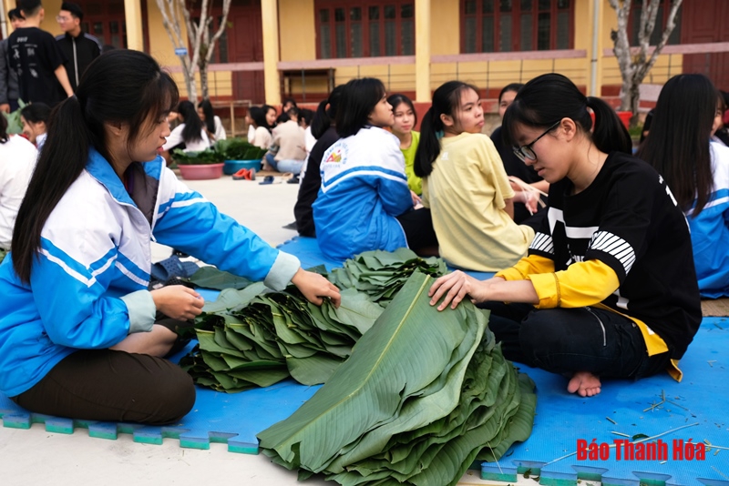 Trường THPT Dân tộc nội trú tỉnh Thanh Hóa: Gói bánh chưng tặng học sinh đón Tết