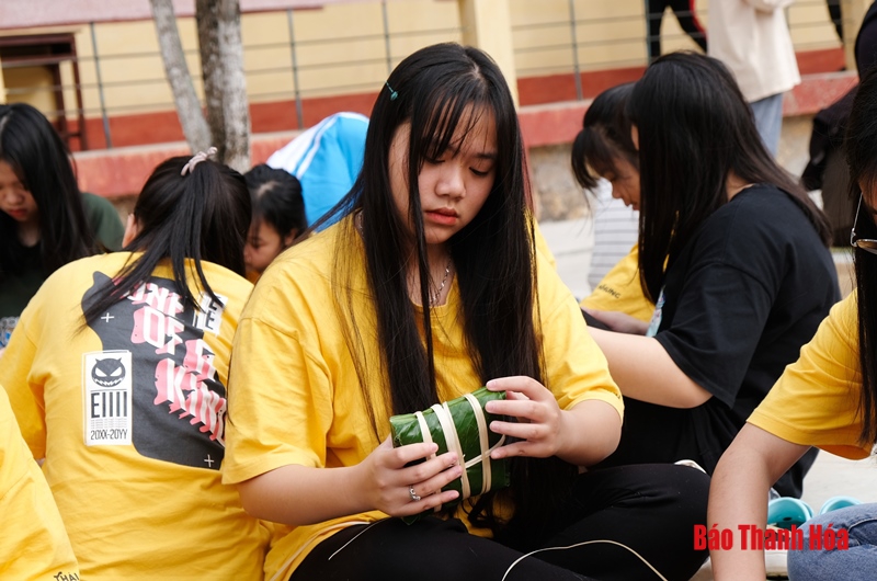 Trường THPT Dân tộc nội trú tỉnh Thanh Hóa: Gói bánh chưng tặng học sinh đón Tết