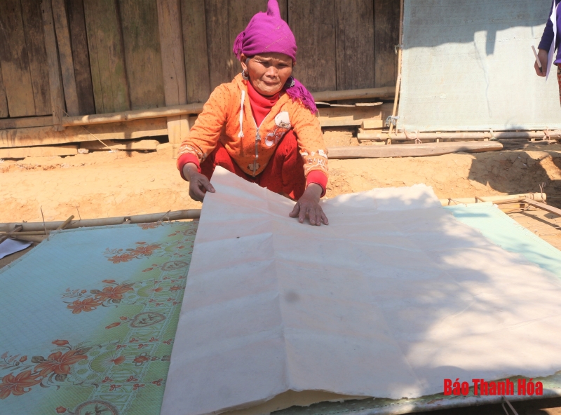 Năm mới, xem người dân tộc Mông Mường Lát làm giấy bản thờ cúng