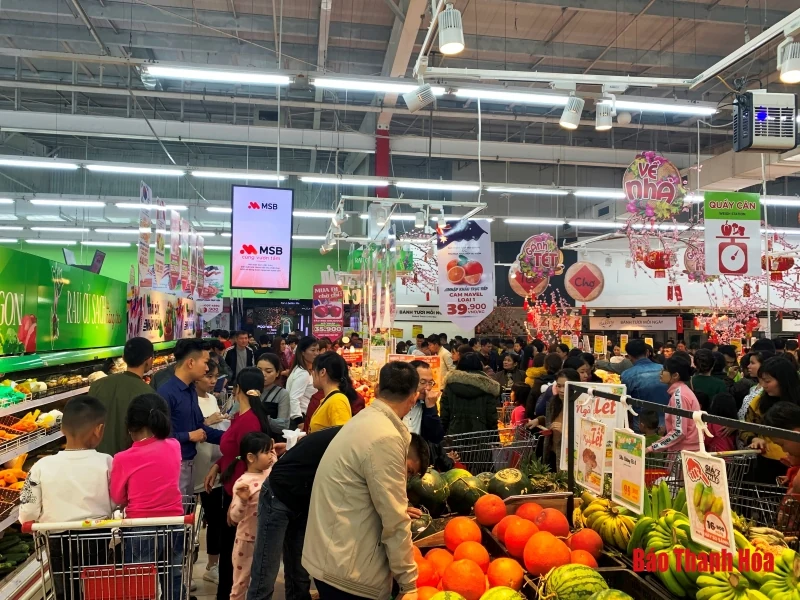 Thanh Hóa: Người dân đổ xô vào siêu thị sắm Tết