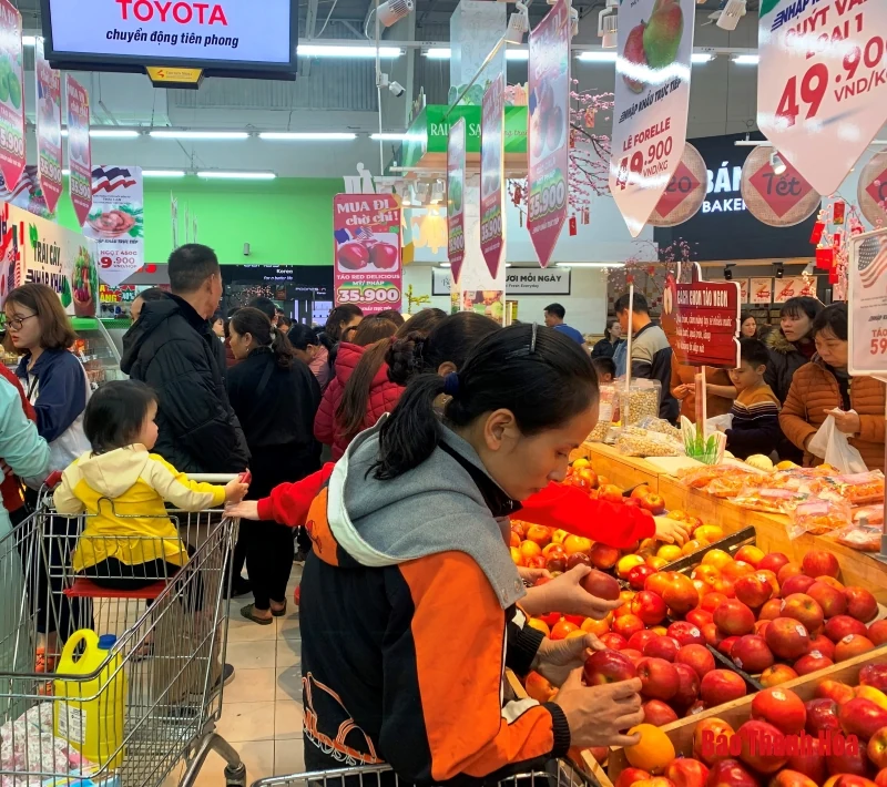 Thanh Hóa: Người dân đổ xô vào siêu thị sắm Tết