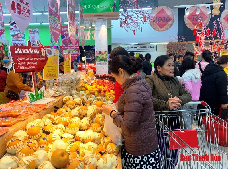 Thanh Hóa: Người dân đổ xô vào siêu thị sắm Tết