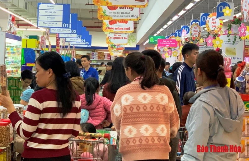 Thanh Hóa: Người dân đổ xô vào siêu thị sắm Tết
