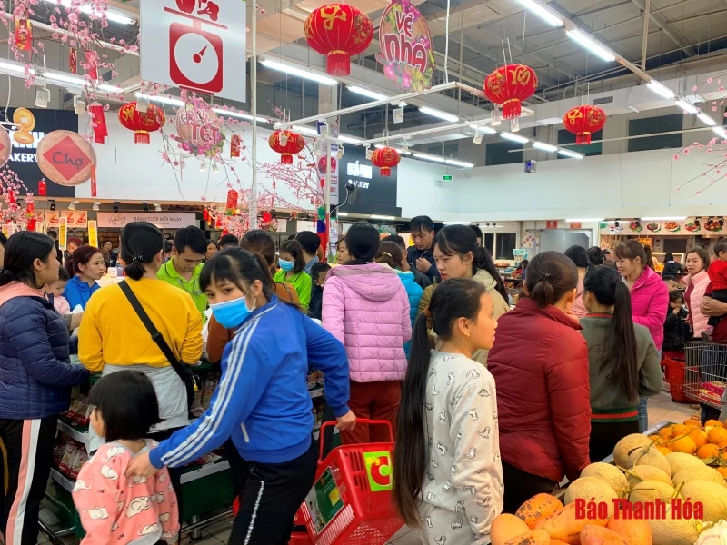 Thanh Hóa: Người dân đổ xô vào siêu thị sắm Tết