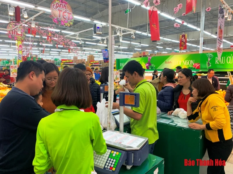 Thanh Hóa: Người dân đổ xô vào siêu thị sắm Tết