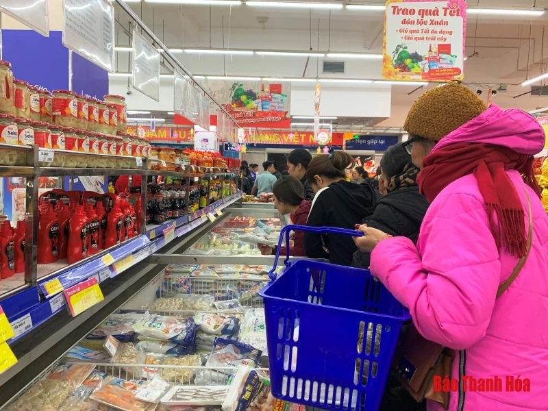 Thanh Hóa: Người dân đổ xô vào siêu thị sắm Tết