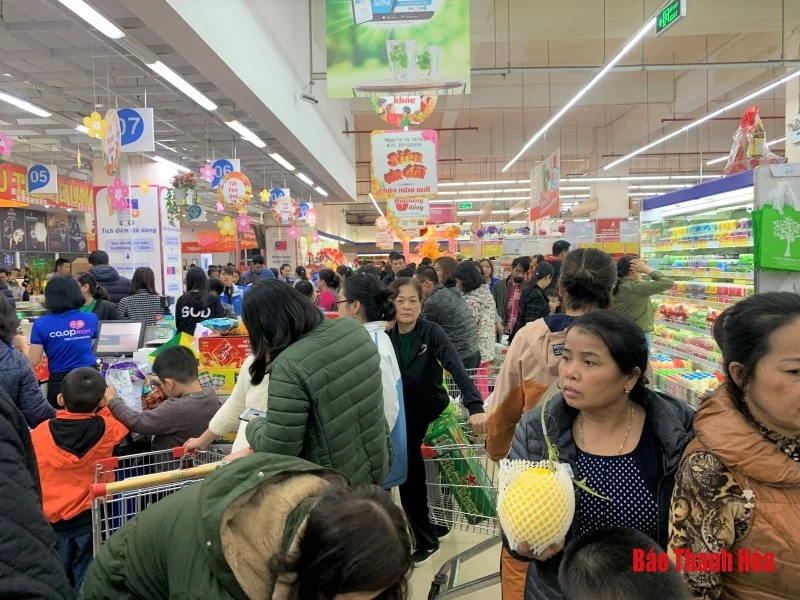 Thanh Hóa: Người dân đổ xô vào siêu thị sắm Tết