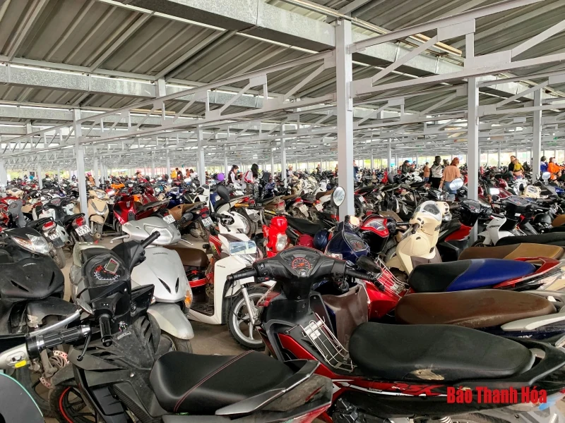 Thanh Hóa: Người dân đổ xô vào siêu thị sắm Tết