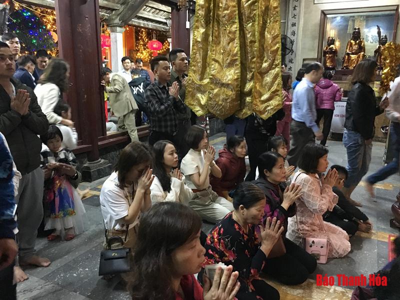 Người dân TP Thanh Hóa nô nức đi lễ chùa ngay sau thời khắc giao thừa