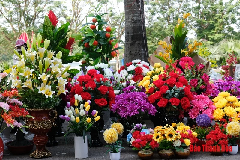 Tràn ngập hoa giả tiền triệu trang trí Tết
