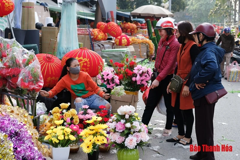 Tràn ngập hoa giả tiền triệu trang trí Tết