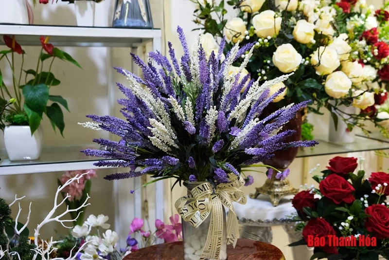 Tràn ngập hoa giả tiền triệu trang trí Tết