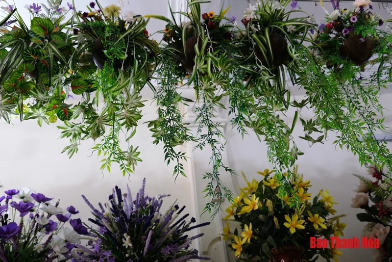 Tràn ngập hoa giả tiền triệu trang trí Tết