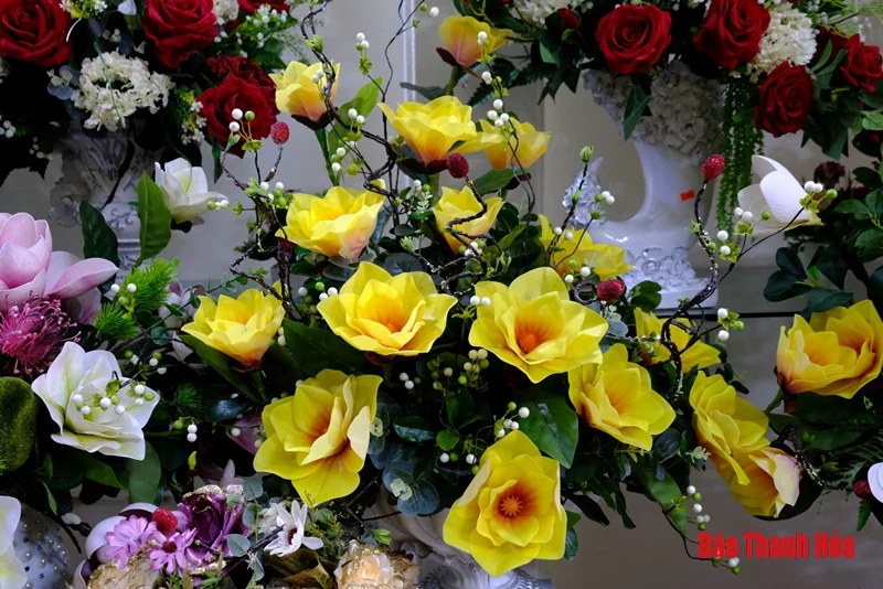 Tràn ngập hoa giả tiền triệu trang trí Tết