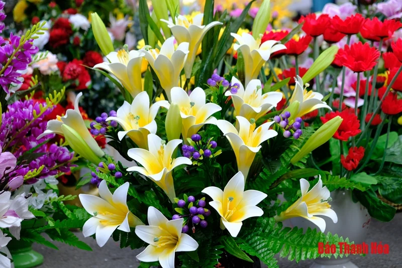 Tràn ngập hoa giả tiền triệu trang trí Tết