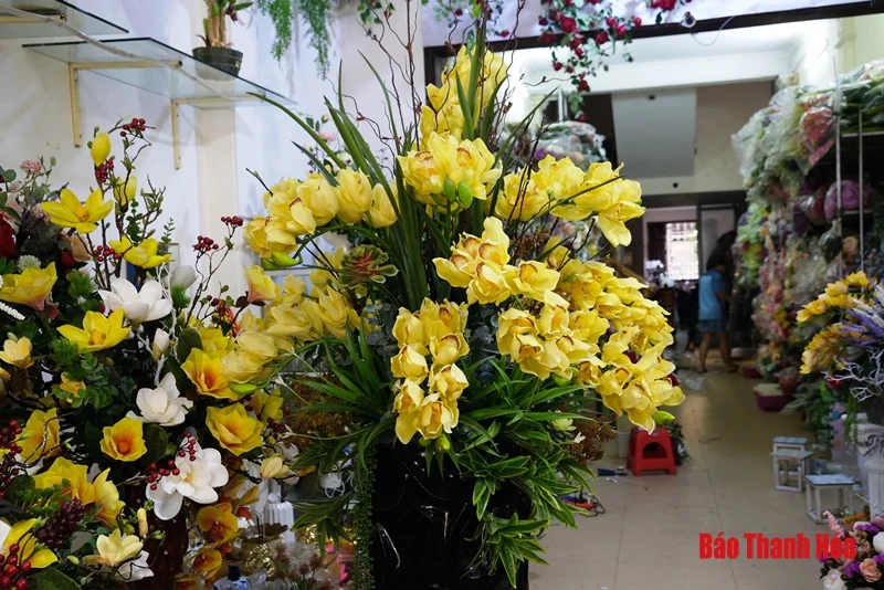 Tràn ngập hoa giả tiền triệu trang trí Tết